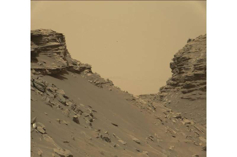 Mars rover Curiosity views spectacular layered rock formations
