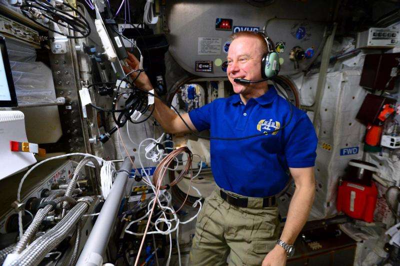 Space station astronauts ham it up to inspire student scientists
