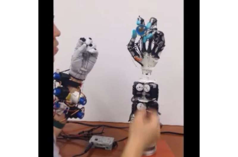 Robotic hand gets up close to human hand on anatomical level
