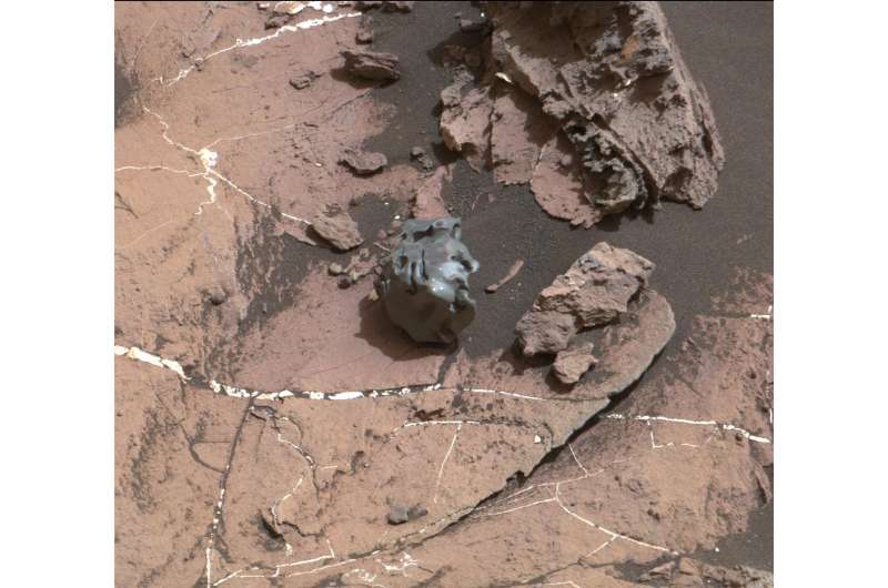 Curiosity Mars rover checks odd-looking iron meteorite