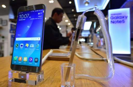 A man looks at Samsung Electronics' Galaxy Note5 at its showroom in Seoul on October 29, 2015