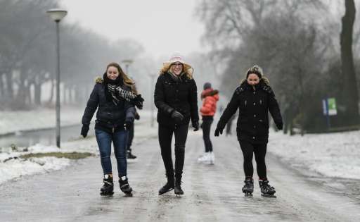 A warming climate and a lack of freezing winters are forcing Dutch skaters to turn to artificial ice rinks, but many see natural