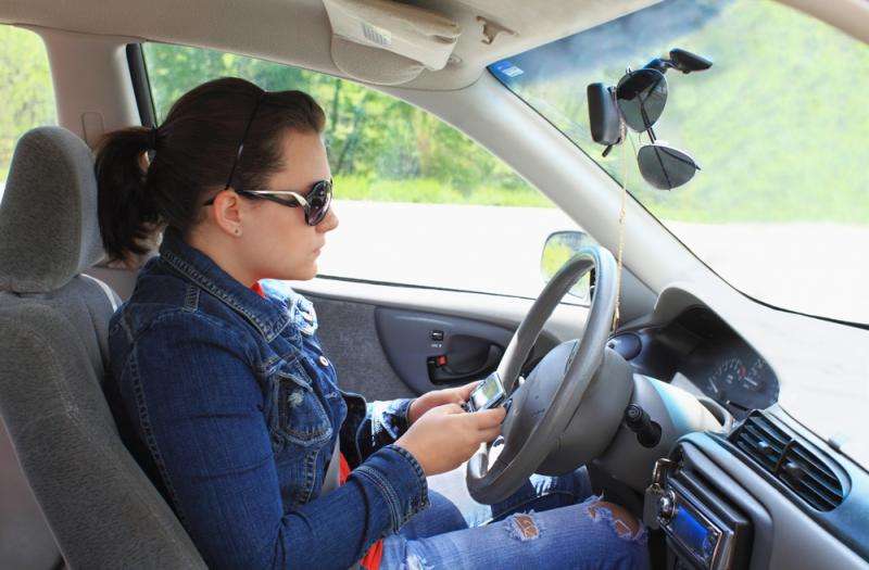 Cell phone use prevalent among drowsy drivers, distracted drivers