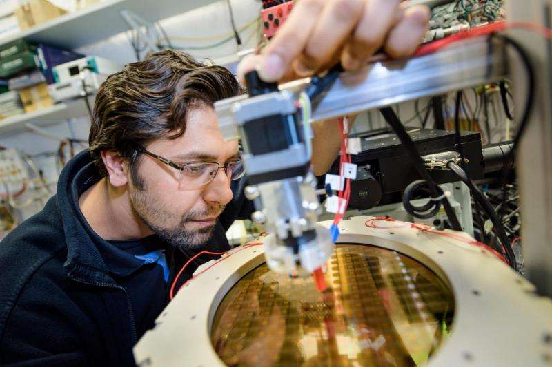 Electronic micro labs control chemical processes from the inside