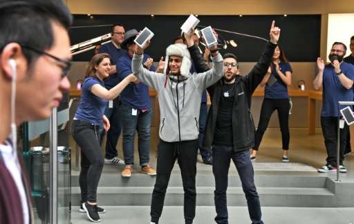 First customers hold their new iPhone 7 as they leave Apple's flagship store in Sydney, on 16 September, 2016