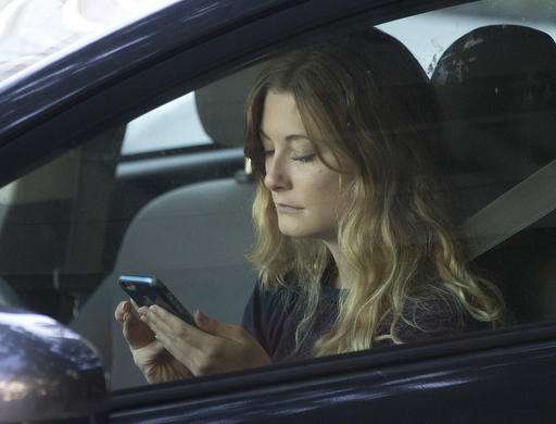 Gov't wants phone makers to lock out most apps for drivers