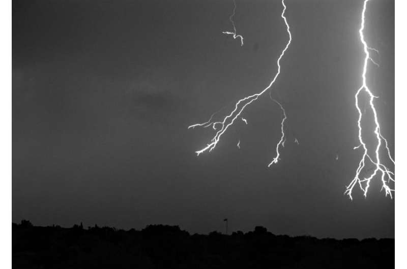 High-speed camera captures amazing lightning flash