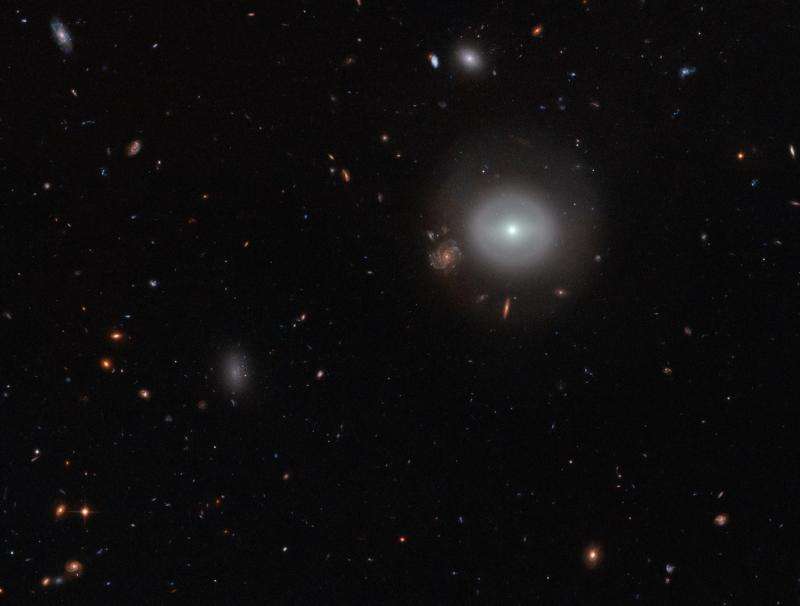 Image: Hubble finds a lenticular galaxy standing out in the crowd