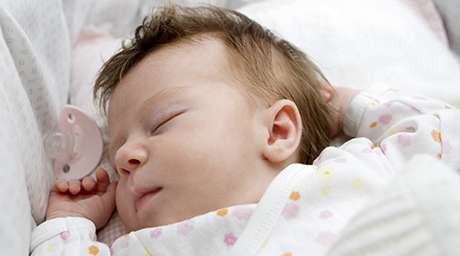 婴儿应该睡在自己的床上，以降低婴儿死亡综合征突然的风险
