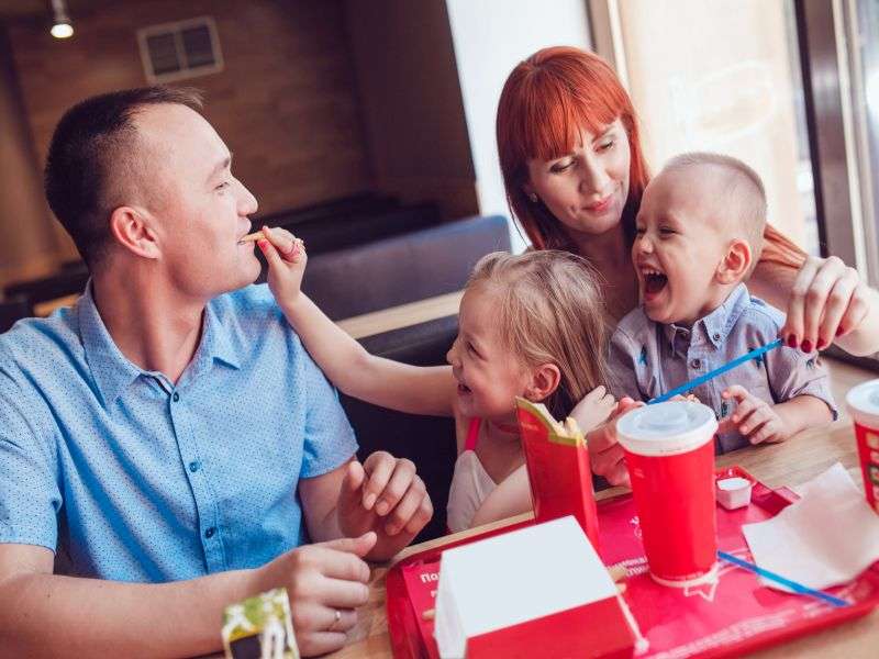 Kids' restaurant meals need slimming down: nutritionists
