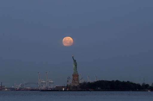 Monday's supermoon extra super; closest in nearly 69 years