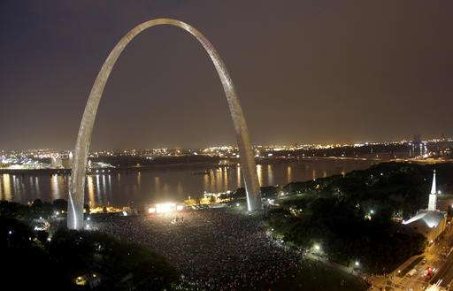 Mysterious light over Gateway Arch stumps St. Louis