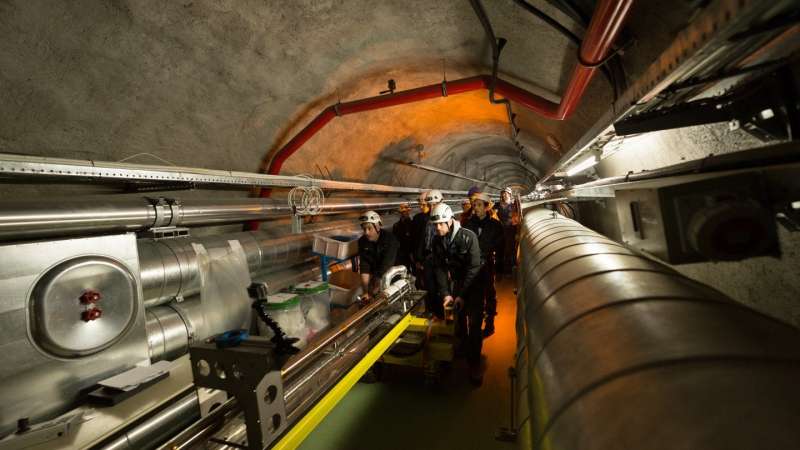 Plasma accelerator AWAKE's 10-metre-long plasma cell moved into experiment tunnel