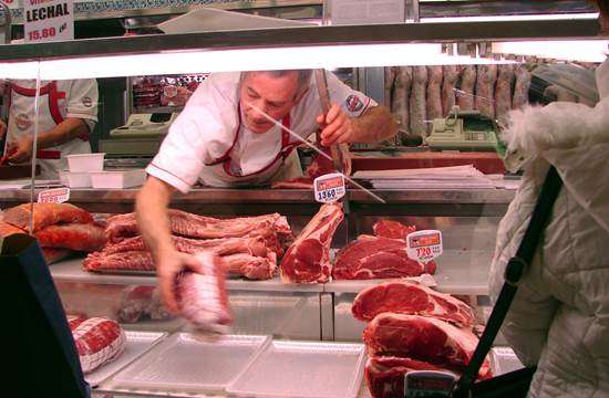Removing environmental pollutants from raw meat