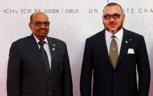 Sudanese President Omar al-Bashir (L) and Morocco's King Mohammed VI pose for a photograph as they arrive for the COP22 Climate 