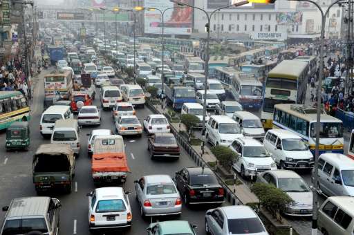 Traffic moves bumper to bumper along a main road in Dhaka on January 27, 2009
