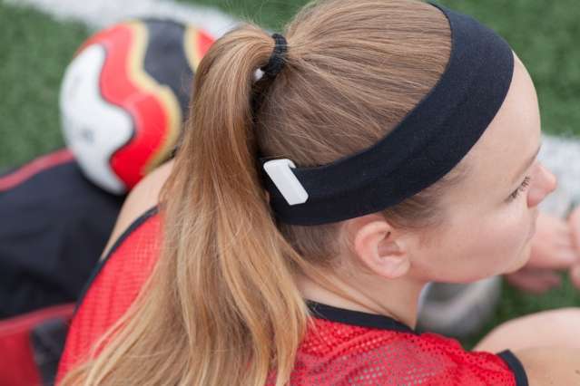 Wearable sensor for athletes detects potential head injuries, gathers data on hard hits