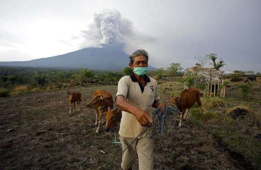 Bali volcano spits ash 2 ½ miles in the sky, airport closed