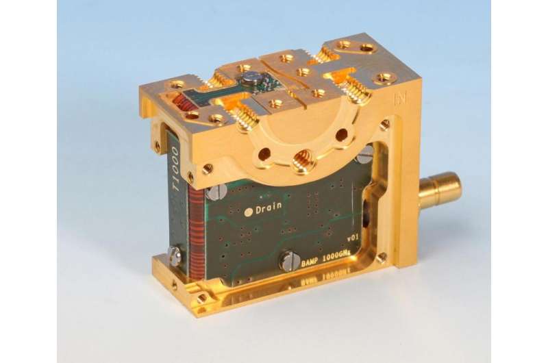 High-sensitivity microwave amplifier detects very weak signals
