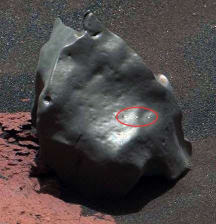 Mars Curiosity rolls up to potential new meteorite