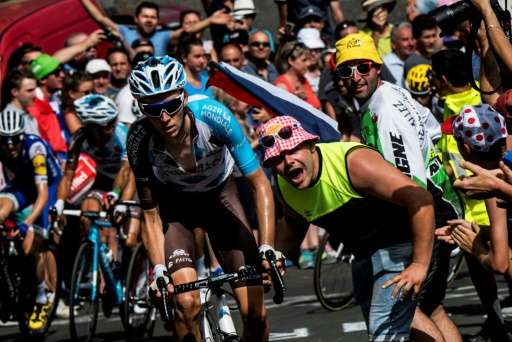 10-12 million roadside fans watching the Tour de France race can throw away between 10 and 20 tonnes of rubbish on a single stag