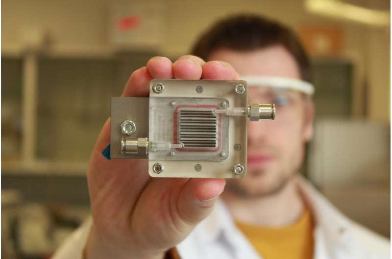 New technology generates power from polluted air