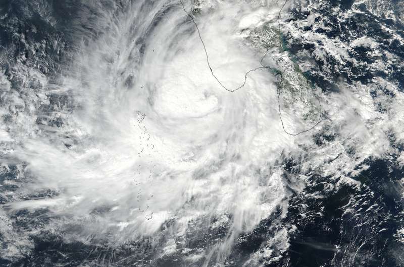 NASA-NOAA's Suomi NPP catches birth of northern Indian Ocean Tropical Cyclone Ockhi