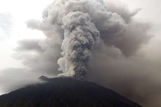 Bali volcano spits ash 2 ½ miles in the sky, airport closed