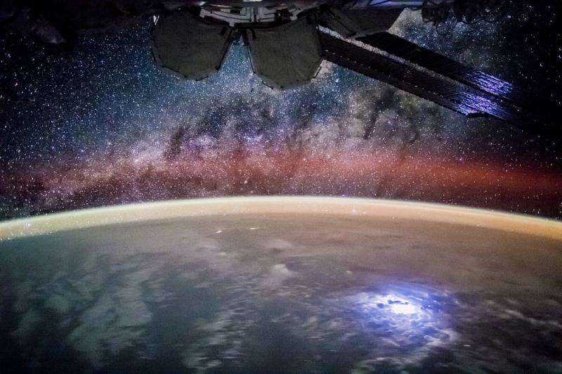 Can astronauts see stars from the space station?