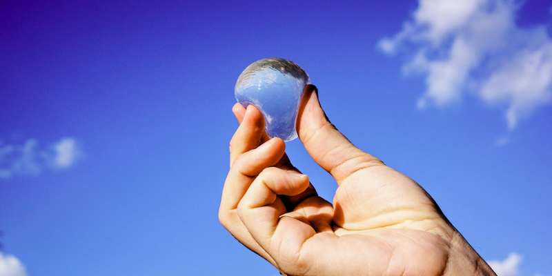 Crowdfunding a consumable spherical water bottle—the Ooho!