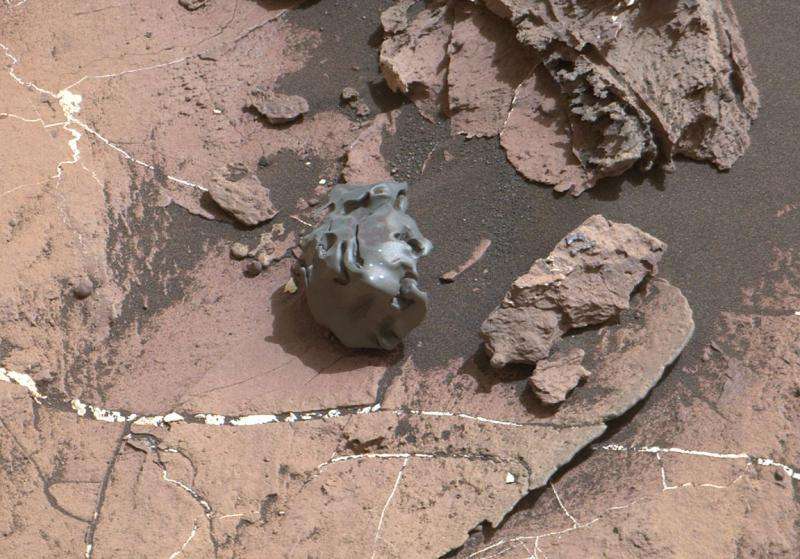 Mars Curiosity rolls up to potential new meteorite