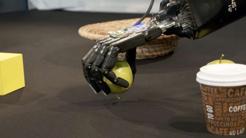 Self-learning robot hands