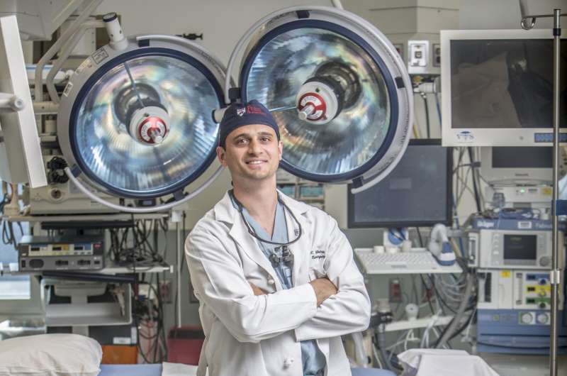 宾夕法尼亚州医院神经外科医生在宾夕法尼亚州实施了第一个内镜下微创脊柱手术