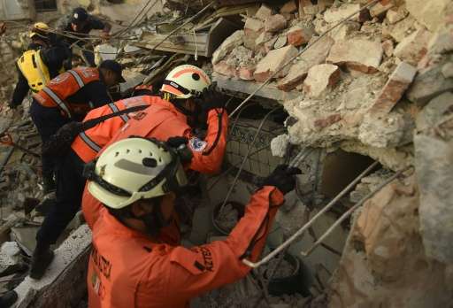 Members of the &quot;Topos&quot; (Moles), a specialized rescue team, search for survivors in Juchitan de Zaragoza following the 