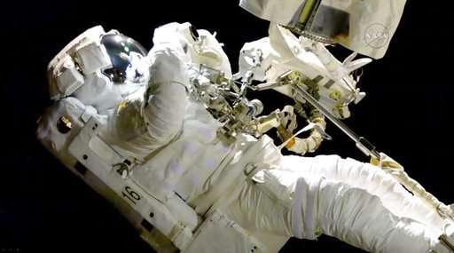 Spacewalking astronaut copes with frayed tether, bad jetpack (Update)