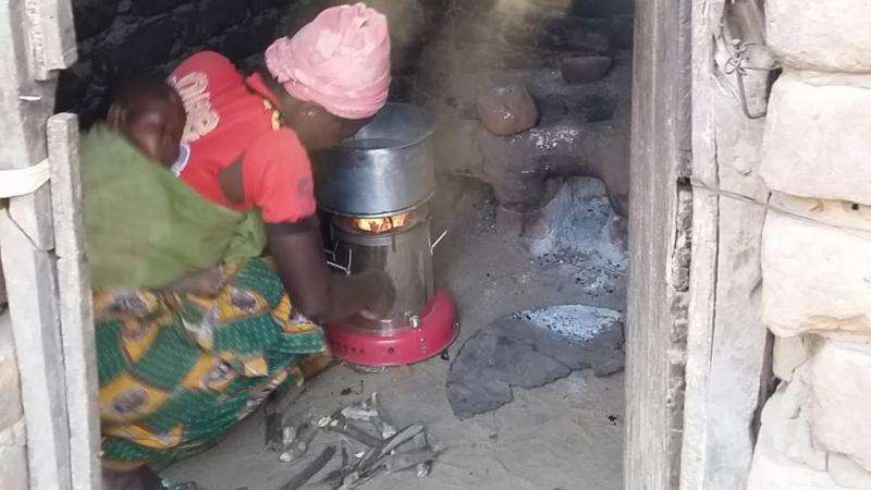 Advanced biomass cookstoves provide benefits in field settings, but less than expected from lab testing