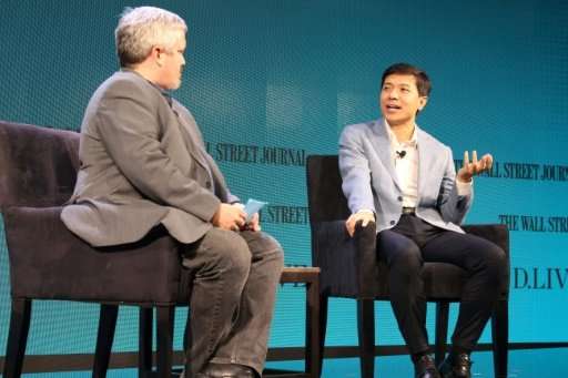 Baidu chief executive Robin Li (R) says his company is working with a large bus maker in China to have a self-driving bus runnin