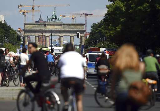 Berlin to expand bike lines, approves self-driving car test