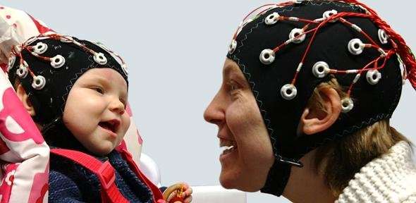 Eye contact with your baby helps synchronise your brainwaves
