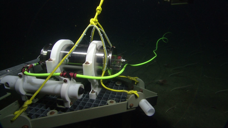Hacking a pressure sensor to track gradual motion along marine faults