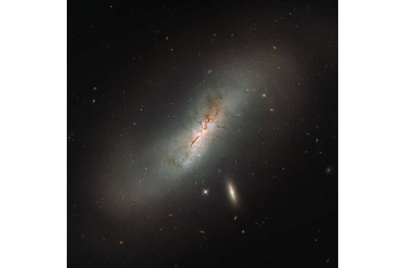 Hubble's double galaxy gaze: Leda and NGC 4424