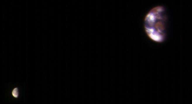 Mars Reconnaissance Orbiter captures the Earth and its moon