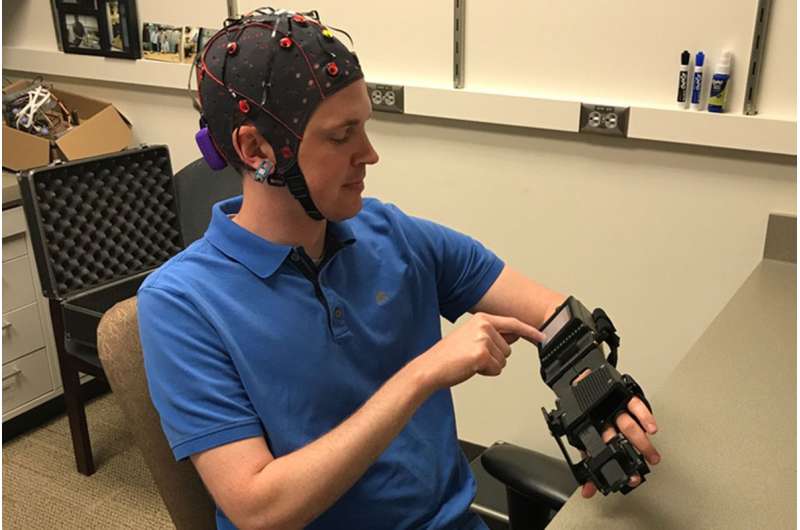 思维控制的设备有助于中风患者重新培训大脑移动瘫痪的手