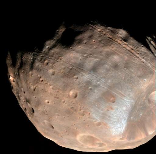 Phobos is just 27 kilometres (17 miles) in diametre from end-to-end