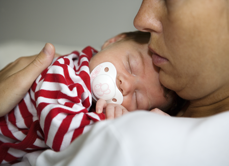 The brains of newborns distinguish between caresses