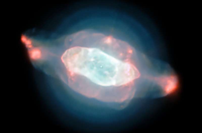 The strange structures of the Saturn nebula