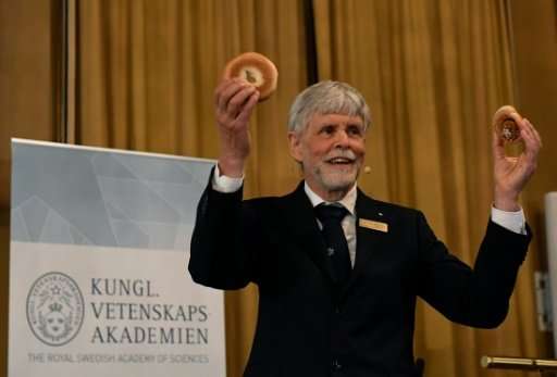 Thors Hans Hansson, a member of the Nobel physics committee, uses a cinnamon bun, a pretzel and a bagel to explain the field of 
