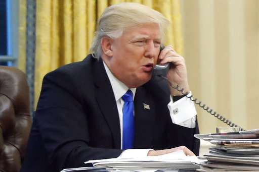 Trump's cellphone use worries security experts