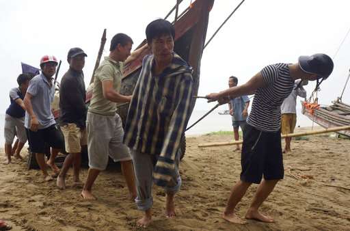 Typhoon Doksuri batters central Vietnam, killing 4