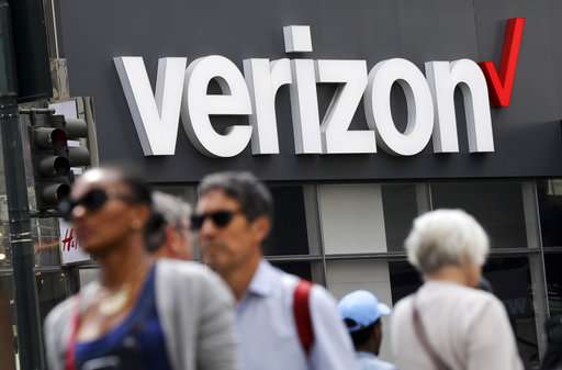 Verizon wins bidding war with AT&T for Straight Path